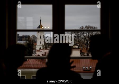 VILNIUS - il primo ministro uscente Mark Rutte durante una visita all'università. Rutte era in Lituania per un incontro con le truppe olandesi della NATO, una discussione sulla cooperazione militare e una cena a livello europeo. ANP ROBIN VAN LONKHUIJSEN netherlands Out - belgio Out Foto Stock