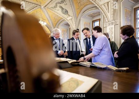 VILNIUS - il primo ministro uscente Mark Rutte durante una visita all'università. Rutte era in Lituania per un incontro con le truppe olandesi della NATO, una discussione sulla cooperazione militare e una cena a livello europeo. ANP ROBIN VAN LONKHUIJSEN netherlands Out - belgio Out Foto Stock