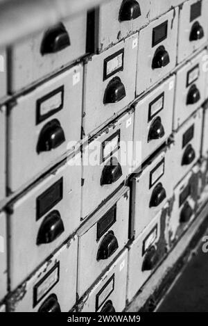 Cassetti vintage per cataloghi di carte con vecchie etichette Foto Stock