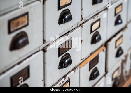 File e caselle con etichetta numerica ordinatamente disposti in righe Foto Stock