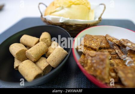 Tradizione brasiliana con arachidi, Pé de moleque, torta di mais dolci brasiliani tradizionali Foto Stock