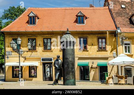 Statua di August Senoa (scrittore) all'angolo di Vlaska Ulica a Zagabria, Croazia Foto Stock