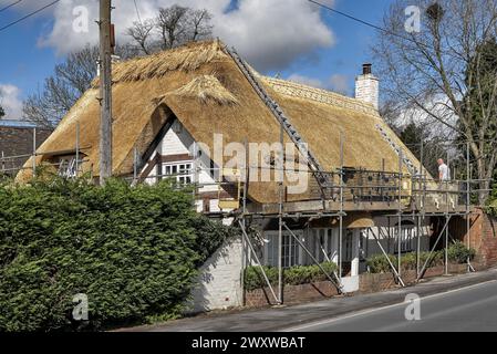 Nuovo tetto in paglia su un cottage in Inghilterra Regno Unito Foto Stock