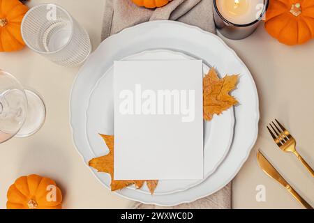 Invito per il Ringraziamento, mock-up della carta, tavolo autunnale con foglie e carta bianca, spazio per il testo Foto Stock