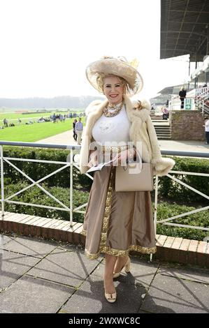 Lucyna Recke bei der großen Saisoneröffnung - Pferderennen auf der Rennbahn Hoppegarten. Berlino, 31.03.2024 Foto Stock