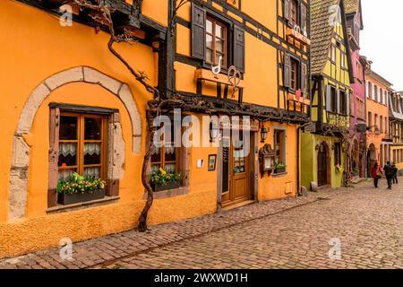 RIQUEWIHR, FRANCIA - 30 MARZO 2024: Facciate di case a graticcio Foto Stock