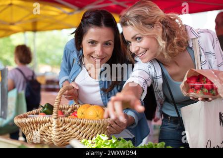 le donne scelgono frutta e verdura Foto Stock