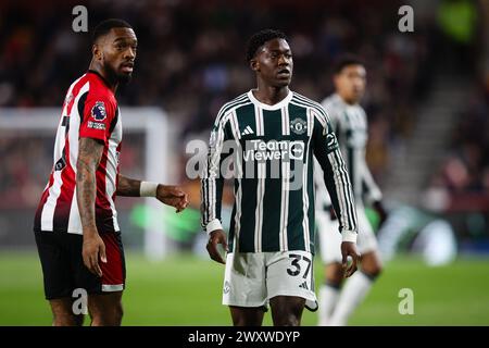 LONDRA, Regno Unito - 30 marzo 2024: Ivan Toney di Brentford e Kobbie Mainoo del Manchester United guardano durante la partita di Premier League tra Brentford Foto Stock