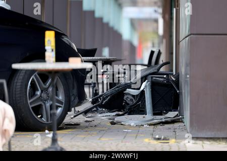 Magdeburgo, Germania. 2 aprile 2024. Una macchina si trova di fronte al bar-ristorante "il Capitello" a Domplatz dopo il suo incidente. L'auto di un pensionato ha lasciato la strada nel centro di Magdeburgo martedì pomeriggio e si è schiantata sulla terrazza del caffè. Due ospiti seduti a un tavolo sono rimasti feriti. Il conducente, un uomo di 70 anni, aveva confuso i pedali del freno e dell'acceleratore. La sua auto proseguì dritto in curva e si fermò tra due pilastri all'esterno del caffè a Domplatz. L'incidente è sotto indagine. Crediti: Peter Gercke/dpa-Zentralbild/dpa/Alamy Live News Foto Stock