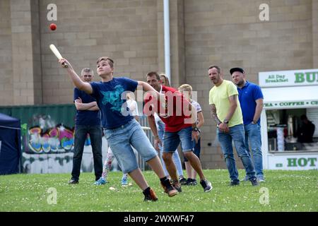 Le famiglie che giocano a Rounders al Works Summer fete playday a Nechells, Birmingham, West Midlands, Regno Unito Foto Stock