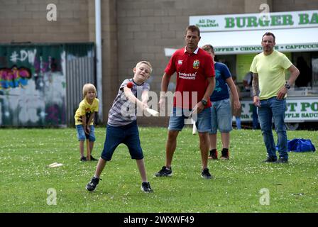 Le famiglie che giocano a Rounders al Works Summer fete playday a Nechells, Birmingham, West Midlands, Regno Unito Foto Stock