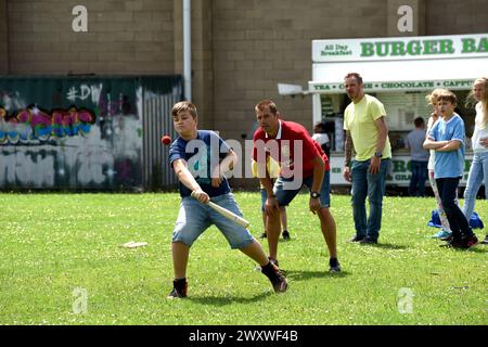 Le famiglie che giocano a Rounders al Works Summer fete playday a Nechells, Birmingham, West Midlands, Regno Unito Foto Stock