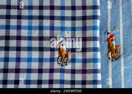 2 colorate cuciture primo piano logo ralph lauren sulle camicie . Foto Stock