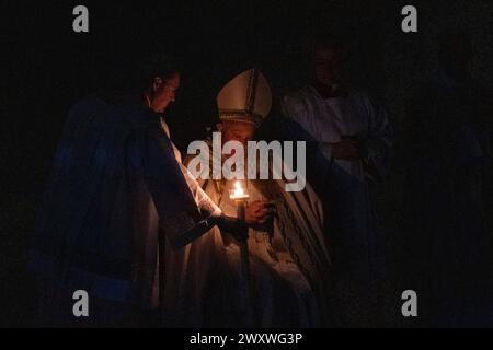 Papa Francesco presiede la liturgia della luce durante la solenne cerimonia della Veglia Pasquale a San La Basilica di Pietro. I cristiani di tutto il mondo celebrano la settimana Santa, commemorando la crocifissione di Gesù Cristo, che porta alla sua risurrezione nella Pasqua. Foto Stock