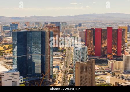 Splendida vista dalla piattaforma di osservazione dell'hotel Strat che si affaccia sulla vivace strada centrale della Strip di Las Vegas con torreggianti hotel-casinò. STATI UNITI. Foto Stock