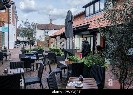 Epsom Surrey, Regno Unito, 2 aprile 2024, persone che camminano accanto a posti a sedere vuoti all'aperto Cafe o Coffee Shop senza clienti Foto Stock