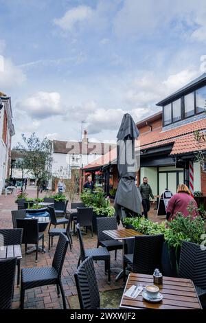 Epsom Surrey, Regno Unito, 2 aprile 2024, persone che camminano accanto a posti a sedere vuoti all'aperto Cafe o Coffee Shop senza clienti Foto Stock