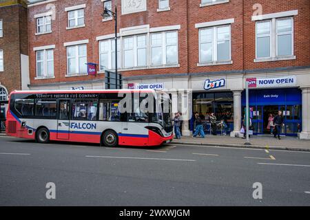 Epsom Surrey, Regno Unito, 02 aprile 2024, B&M Discount Shop with People or Shoppers Oside e Un autobus Falcon a un piano con cancelleria parcheggiata Foto Stock