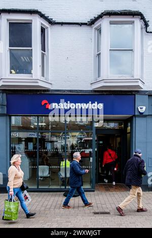 Epsom Surrey, Regno Unito, 02 aprile 2024, High Street Branch of Nationwide Building Society with People Walking Past Foto Stock