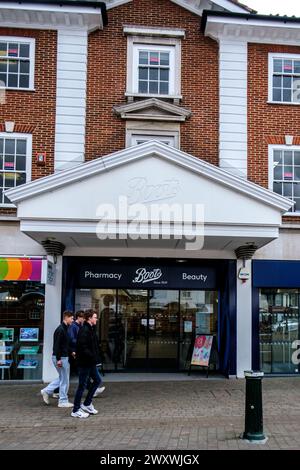 Epsom Surrey, Regno Unito, 02 aprile 2024, Boots Pharmacy Retail Chain Shop Entrance Building Exterior Foto Stock