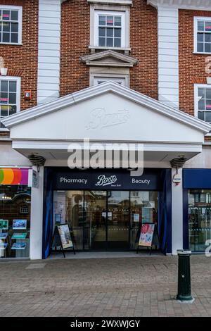 Epsom Surrey, Regno Unito, 02 aprile 2024, Boots Pharmacy Retail Chain Shop Entrance Building Exterior Foto Stock