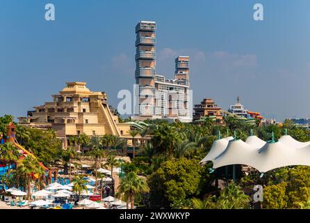 Un'immagine dell'attrazione Leap of Faith al parco divertimenti Aquaventure Waterpark e all'Atlantis The Royal Hotel. Foto Stock