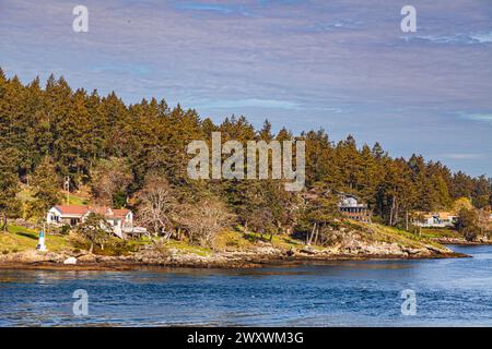 Case sul lungomare sulla punta meridionale dell'isola di Galiano nella British Columbi Canada Foto Stock