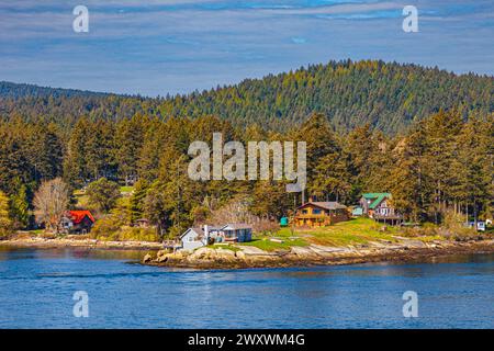 Case sul lungomare sulla punta meridionale dell'isola di Galiano nella British Columbi Canada Foto Stock