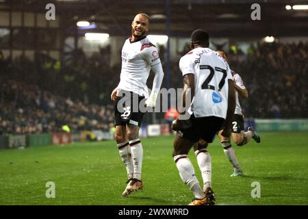 Joe Ward (a sinistra) del Derby County celebra il primo gol della squadra durante la partita Sky Bet League One a Fratton Park, Portsmouth. Data foto: Martedì 2 aprile 2024. Foto Stock