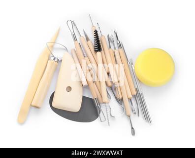 Set di diversi strumenti per la lavorazione dell'argilla isolati su bianco, vista dall'alto Foto Stock