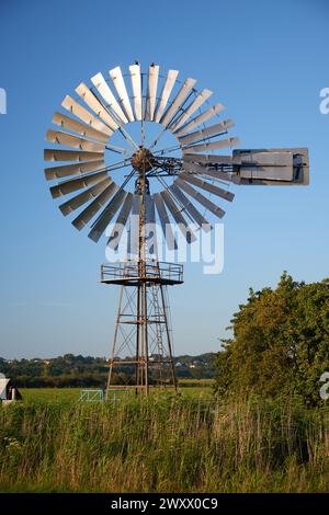 mulino a vento utilizzato per regolare il flusso d'acqua in agricoltura come pompa dell'acqua Foto Stock