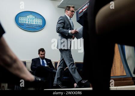 Washington, Stati Uniti. 2 aprile 2024. John Kirby, consigliere per le comunicazioni per la sicurezza nazionale della Casa Bianca, parla durante il briefing quotidiano alla Casa Bianca il 2 aprile 2024 a Washington, DC. (Foto di Samuel Corum/Sipa USA) credito: UPI/Alamy Live News Foto Stock