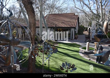 Sedona, Arizona. STATI UNITI 2/3/2024. Tlaquepaque Arts & Shopping Village. Renee Taylor Gallery VUE. Filatori a vento, arti e molto belli Foto Stock