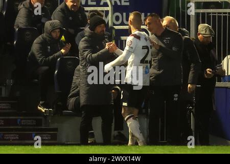 Joe Ward di Derby County è congratulato con il manager Paul Warne (a sinistra) e l'assistente manager Richie Barker (a destra) dopo essere stato sostituito durante la partita Sky Bet League One a Fratton Park, Portsmouth. Data foto: Martedì 2 aprile 2024. Foto Stock