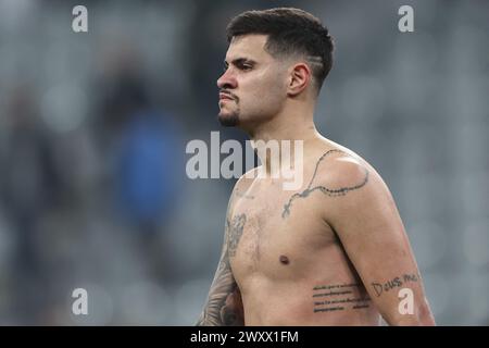 Bruno Guimarães del Newcastle United dopo il fischio finale durante la partita di Premier League Newcastle United vs Everton al St. James's Park, Newcastle, Regno Unito, 2 aprile 2024 (foto di Mark Cosgrove/News Images) Foto Stock