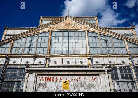 Great Yarmouth Winter Gardens sul lungomare. Il Grade ii Listed. Costruito in vetro e ferro in Torquay e spostato a Great Yarmouth nel 1904. In via di estinzione. Foto Stock