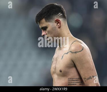 Newcastle, Regno Unito. 2 aprile 2024. Bruno Guimarães del Newcastle United dopo il fischio finale durante la partita di Premier League Newcastle United vs Everton al St. James's Park, Newcastle, Regno Unito, 2 aprile 2024 (foto di Mark Cosgrove/News Images) a Newcastle, Regno Unito il 4/2/2024. (Foto di Mark Cosgrove/News Images/Sipa USA) credito: SIPA USA/Alamy Live News Foto Stock
