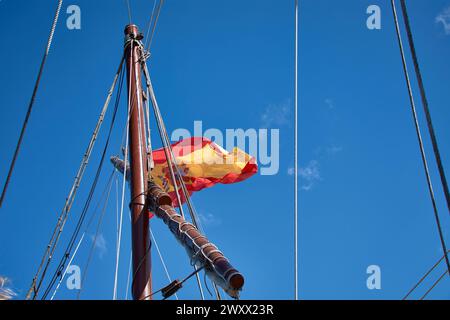 Albero con la bandiera della Spagna della replica della caravella Santa Maria attraccata a Baiona, Pontevedra, Spagna Foto Stock