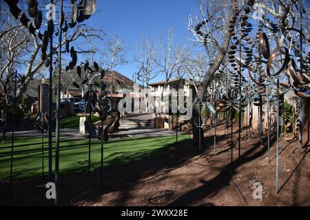 Sedona, Arizona. STATI UNITI 2/3/2024. Tlaquepaque Arts & Shopping Village. Renee Taylor Gallery VUE. Filatori a vento, arti e molto belli Foto Stock