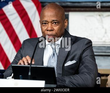 New York, Stati Uniti. 2 aprile 2024. Il sindaco di New York Eric Adams (D) parla a una conferenza stampa al municipio di New York. Credito: SOPA Images Limited/Alamy Live News Foto Stock