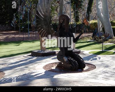 Sedona, Arizona. STATI UNITI 2/3/2024. Tlaquepaque Arts & Shopping Village. Renee Taylor Gallery VUE. Filatori a vento, arti e molto belli Foto Stock