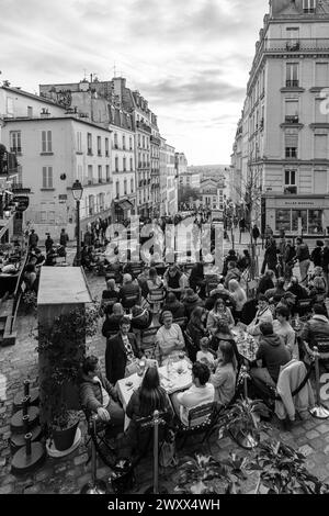 Parigi, Francia - 17 febbraio 2024: Veduta delle persone sedute all'aperto e gustate la cena e le bevande in un bar ristorante bistro a Parigi Francia Foto Stock