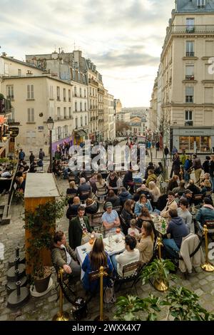 Parigi, Francia - 17 febbraio 2024: Veduta delle persone sedute all'aperto e gustate la cena e le bevande in un bar ristorante bistro a Parigi Francia Foto Stock