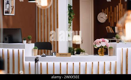 Lobby dell'hotel a cinque stelle con banco ricevimento vuoto alla reception, elegante e costoso resort per le vacanze per gli ospiti in vacanza. Banco di registrazione al Holiday Return, interni di lusso. Foto Stock
