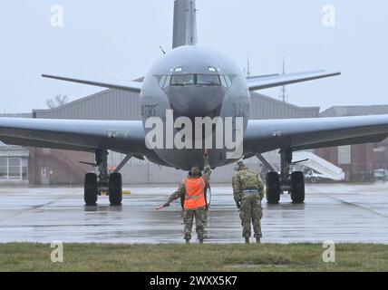 Avieri del 191st Aircraft Maintenance Squadron Marshal un aereo KC-135T Stratotanker del 171st Aerial Refueling Squadron come taxi per la partenza alla Selfridge Air National Guard base, Michigan, 2 aprile 2024. La missione di rifornimento aereo è solo una delle missioni di moltiplicatore della forza critica eseguite dal 127th Wing nel continuo supporto della potenza aerea globale. (Foto della U.S. Air National Guard di Tom Demerly) Foto Stock