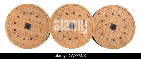 Avvolgicavo in legno pesante, tre bobine in legno vintage, tamburi per cavi elettrici in fibra ottica, bobine per fili elettrici, prodotti industriali per cavi in acciaio Foto Stock