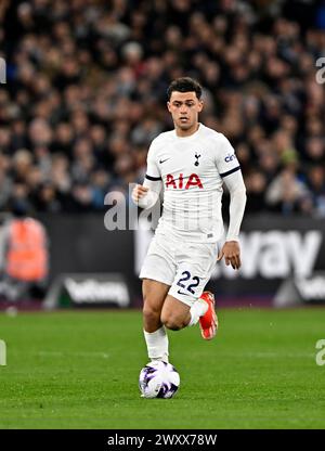 Londra, Regno Unito. 2 aprile 2024. Brennan Johnson (Spurs) durante la partita West Ham vs Tottenham Hotspur Premier League al London Stadium Stratford. Questa immagine è SOLO per USO EDITORIALE. Licenza richiesta da Football DataCo per qualsiasi altro utilizzo. Crediti: MARTIN DALTON/Alamy Live News Foto Stock