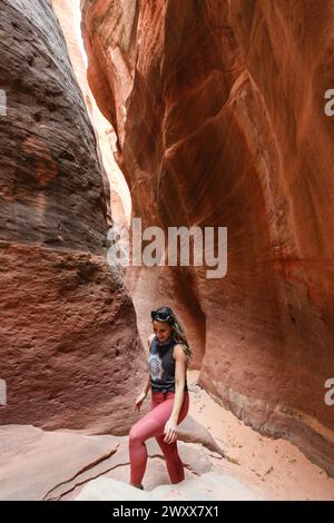 Donna che esplora un canyon nello Utah Foto Stock