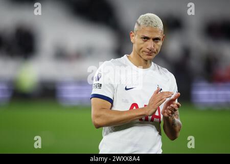 LONDRA, Regno Unito - 2 aprile 2024: Richarlison del Tottenham Hotspur applaude i tifosi dopo la partita di Premier League tra il West Ham United e il Tottenham Hotspur FC al London Stadium (credito: Craig Mercer/ Alamy Live News) Foto Stock