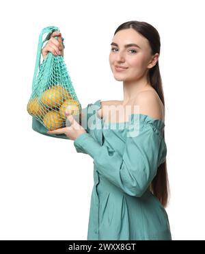 Donna con un sacchetto di limoni freschi su sfondo bianco Foto Stock